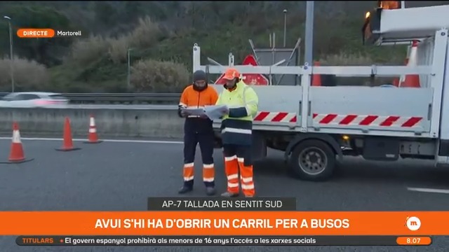 Trànsit obre un carril a l'AP-7 en sentit sud per als autobusos que fan el servei alternatiu de Renfe. Quan arriben a Martorell, els vehicles s'han d'aturar i els operaris deixen passar els que apareixen a la llista que els ha facilitat Renfe #Matins3Cat
