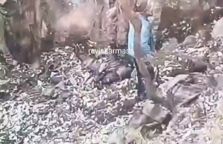More footage of soldiers manhandling pakistani terrorists after last night ki thukai