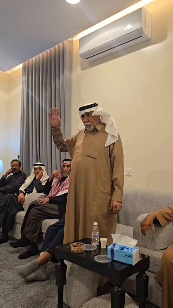 في موقفٍ يجسّد نُبل النفوس وسموّ القيم، قدّم الأشقاء سعد بن عبدالله بن علان الرشيدي الشهراني وشقيقه محمد مثالًا يُحتذى به حين تنازلوا عن نصيبهم من الإرث لأخيهم سعيد بن عبدالله، في صورةٍ صادقة للأخوّة والإيثار. وبدوره عبّر سعيد عن بالغ شكره وامتنانه، مؤكدًا أن هذا الموقف سيبقى أثره راسخًا في النفس، وشاهدًا على أخوّة لا تُقدَّر بثمن #منطقة_عسير #خميس_مشيط #شهران_العريضة