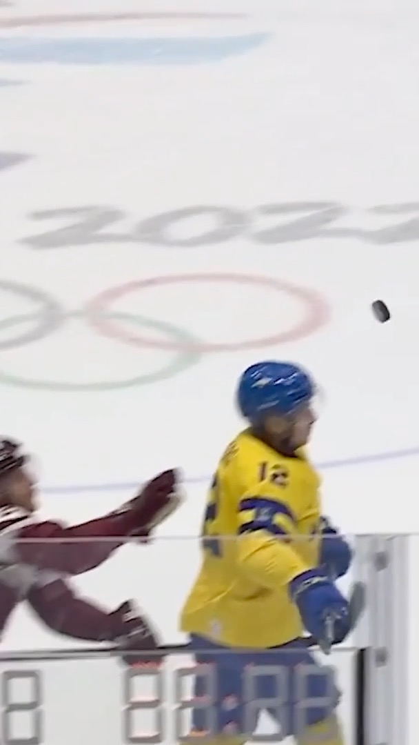 Have you ever seen a header in ice hockey!? 🤣