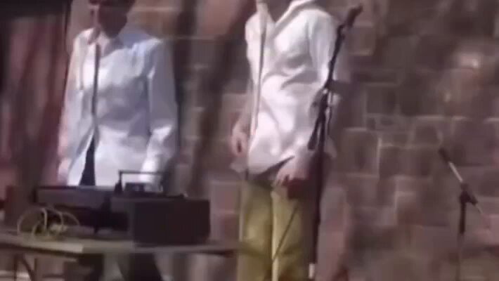 En ese escenario mínimo, MGMT tocando “Kids” frente a solo 25 personas en un campus universitario no tenían idea de lo que estaban pariendo. Kids era una anomalía pop emergiendo un día cualquiera en un lugar cualquiera. Lo que vino después ya es historia de la música.