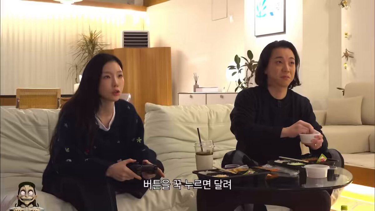 정신줄놓고 게임하느라 집밖에20년동안 안나가는 폐급딸래미(태연) 밥먹으라고잔소리하는엄마(넉살) 현실고증존나웃기네 죄송힌데이거시트콤인가요?