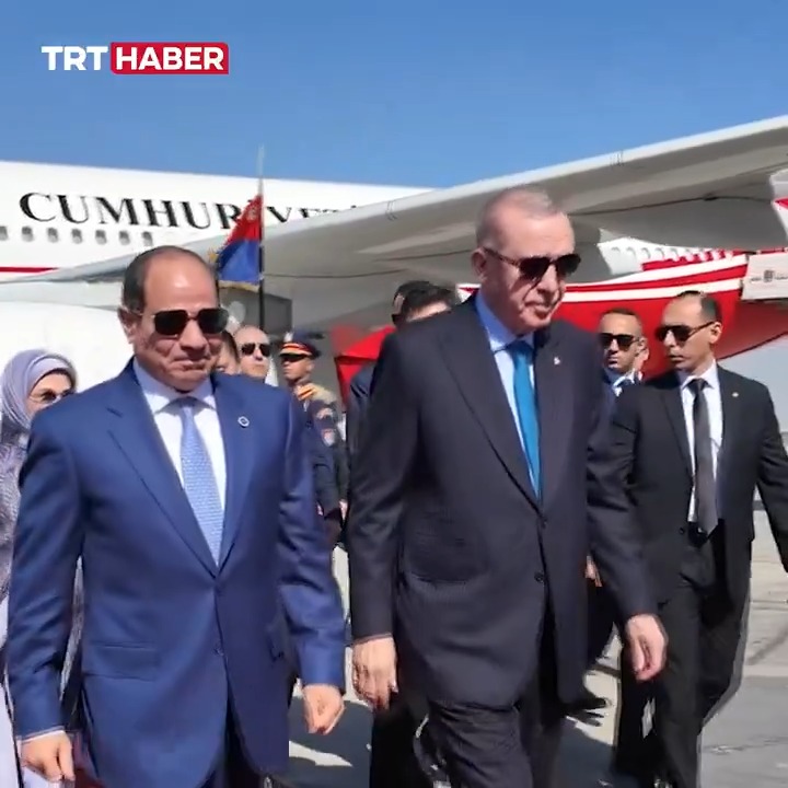 Cumhurbaşkanı Erdoğan ile eşi Emine Erdoğan, Kahire'de Mısır Cumhurbaşkanı Sisi ve eşi Entissar Amer tarafından karşılandı.