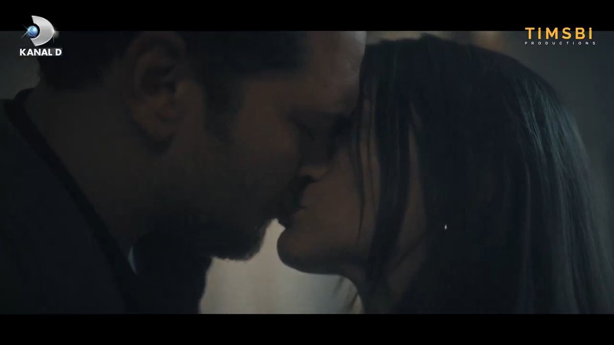 İlk bakışta çarpan kalp yanılmadı elbet; Bir kalp bir kere sever. ♥️ 🎶Eşref Saati Söz: Sezen Aksu Beste: Aytuğ Yargıç Vokal: Nazlı Bilginer Yengi