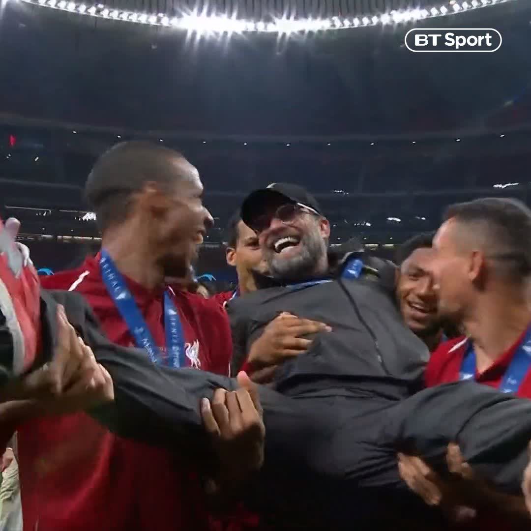 Liverpool players carrying Klopp towards the fans then throwing him up in the air๐ The good old days.