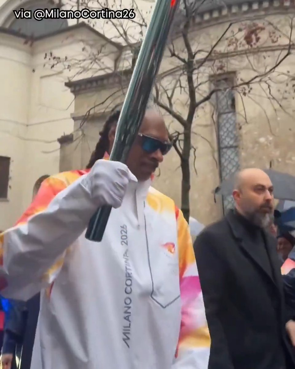 Snoop Dogg carrying the Olympic torch through the streets of Italy. Magnifico. 🔥 (via Milano Cortina 2026)