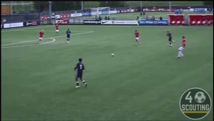 199cm tall striker, who bangs goals for fun, is good technically and can do stuff like this 👇 Video is his hattrick from yesterday against Borussia Dortmund. New unicorn on the block?