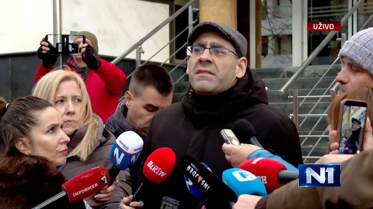 Vladimir Đukanović, advokat ministra kulture Nikole Selakovića, kaže da je uveren da će iz postupka izaći kao pobednici. Umesto da odgovori na pitanje, Đukanović se raspravljao sa reporterkom N1 Ana Novakovic i optuživao nas da smo "kriminalni medij". Na pitanje naše reporterke zašto nije kolegi braniocu Draganu Palibrku dao optužni predlog, koji je dobio i objavio detalje na svom profilu na društvenoj mreži Iks, Đukanović je izneo niz optužbi. "Nisam imao privilegiju da kao vaša TV dobijem od tužioca na takav način prvi predlog", rekao je. N1: Moram da vas ispravim, dobili ste pre N1 optužni predlog i objavili, zašto niste dali kolegi Palibrku, da se, kako je rekao, ne sprema iz medija? Đukanović: Vi sedite iza jednog tužilačkog saradnika koji vam dobacuje i suflira šta da napišete u izveštaju. N1: Ko je tužilački saradnik, nemojte tako govoriti. Zašto niste Palibrku dostavili optužni predlog? Đukanović: Za kriminalne medije ne odgovaram. N1: Odgovorite mi na pitanje. Đukanović: Vi ste dobili pre svih, nemojte da izmišljate. To što ste vi mediji batina ovog tužilaštva. Ja nemam šta njemu da dostavljam, dostavlja mu sud.