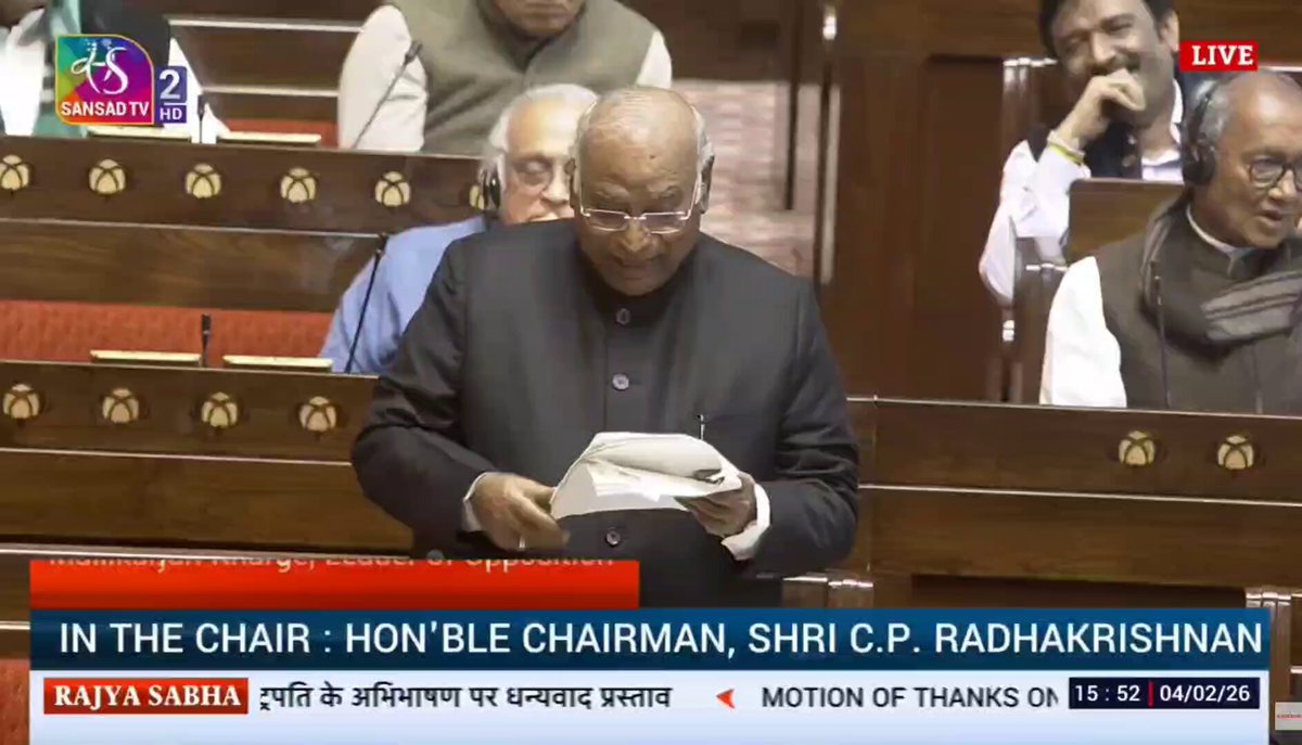 आजादी से पहले और बाद में बने सभी श्रम कानून, जो मजदूरों के भविष्य की गारंटी थी। सरकार अपने चंद कॉर्पोरेट मित्रों को लाभ पहुंचाने के लिए खत्म कर रही है। ⦁ छंटनी सीमा को 100 से बढ़ाकर 300 कर देने से भारत की 80% से अधिक फैक्ट्रियां अब बिना सरकारी अनुमति के कर्मचारियों को निकाल सकती हैं ⦁ पहले ज्यादा लेबर इंटेंसिव काम था, लेकिन अब हमारे पास काफी मशीनें आ गई हैं और मशीनें ज्यादा होने से लेबर और भी घटता है ⦁ हैंडलूम और खादी भंडार में मशीनें आने से काम करने वाले घटते जा रहे हैं ⦁ ये लेबर कोड मजदूरों के खिलाफ है, आम जनता के खिलाफ है। इसलिए पहले 8 घंटे काम करने का नियम था, उसे वैसे ही रखना चाहिए ⦁ बाबा साहेब अंबेडकर जी जब वायसराय एक्जीक्यूटिव में लेबर मेंबर थे, तो उन्होंने भारत में पहली बार 8 घंटे काम करने का नियम बनाया था- जो पहले 14 घंटे था ⦁ मिनिमम वेजेस एक्ट भी तभी शुरू हुआ था बाबा साहेब अंबेडकर जी द्वारा रखी गई नींव को मोदी सरकार खत्म कर रही है। : कांग्रेस अध्यक्ष और राज्यसभा में नेता प्रतिपक्ष श्री Mallikarjun Kharge