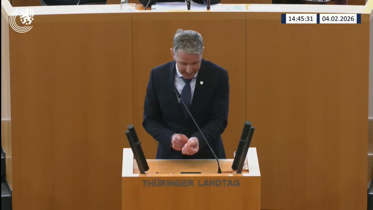 Björn Höcke, der Superstar der patriotischen AfD, wurde im Rahmen des konstruktiven Mißtrauensvotums im Thüringer Landtag, von den Vertretern der Brombeere wie gewohnt mit verbalem Dreck beworfen. Am übelsten waren der CDU- Vertreter und der von der SPD. Wahrliche Politganoven. Aber auch der Vertreter vom BSW reihte sich ein in diese Politbande, denn es geht nun mal um Minister- und Staatssekretärsposten, also um viel Geld in den eigenen Taschen. Höcke ließ aber diese Suaden gegen sich nicht stehen und stellte den Sachverhalt zu seiner Person klar. Jeder anständiger Deutschen, jeder klarsichtige Thüringer weiß es: Höcke ist der edle Kämpfer für das thüringische und deutsche Volk. Voigt dagegen ist ein Opportunist, Egoist und Betrüger der Sonderklasse, nun auch offiziell von der TU Chemnitz beschieden. Hier steht Gut und Böse, Richtiges und Falsches, Edelmut und Falschheit gegenüber. Heute im Landtag wird sich Mario der Plagiator noch durchsetzen, vor allem wegen der Korrumpierbarkeit des BSW. Aber die Zeit Höckes und der Treudeutschen wird noch kommen. Darauf kann Thüringen und Deutschland sich freuen. Mario Voigt Quelle: Live-Stream Thüringer Landtag