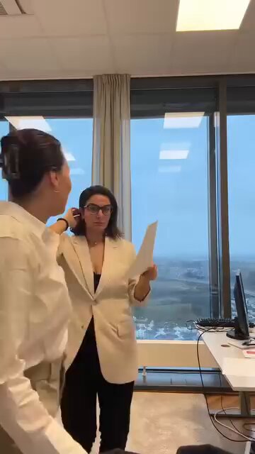 . الموظفة ومديرتها في العمل 👇🏼