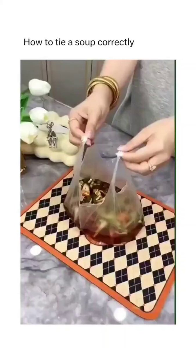 Sejak umur berapa kelen tahu, kalau ngebungkus makanan pake kantong plastik itu begini caranya?
