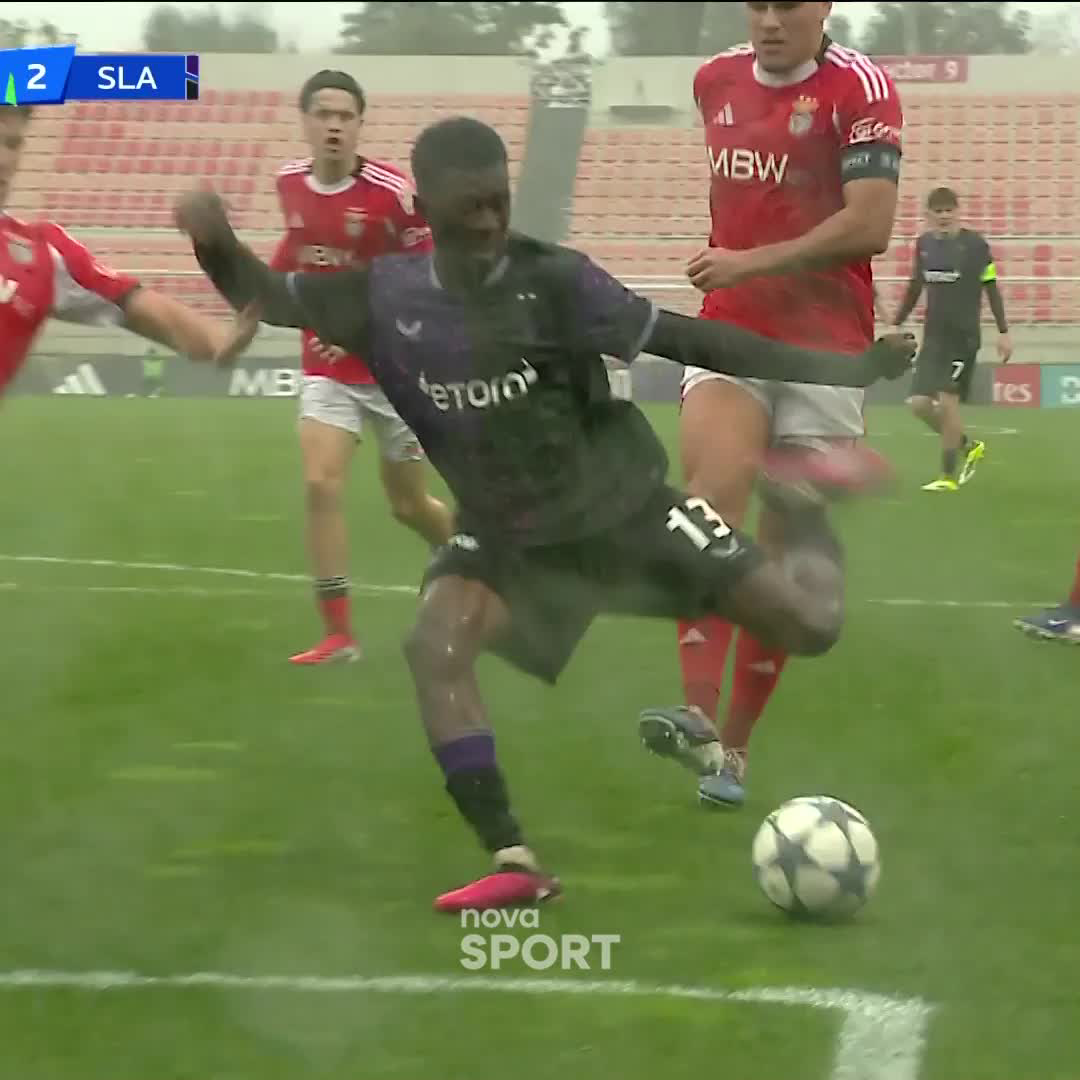 🇳🇬🪄 Mubarak Suleiman podruhé Tentokrát protancoval obranou Benficy a nekompromisně zakončil, 25 minut před koncem je stav utkání 2:2. ⚔️