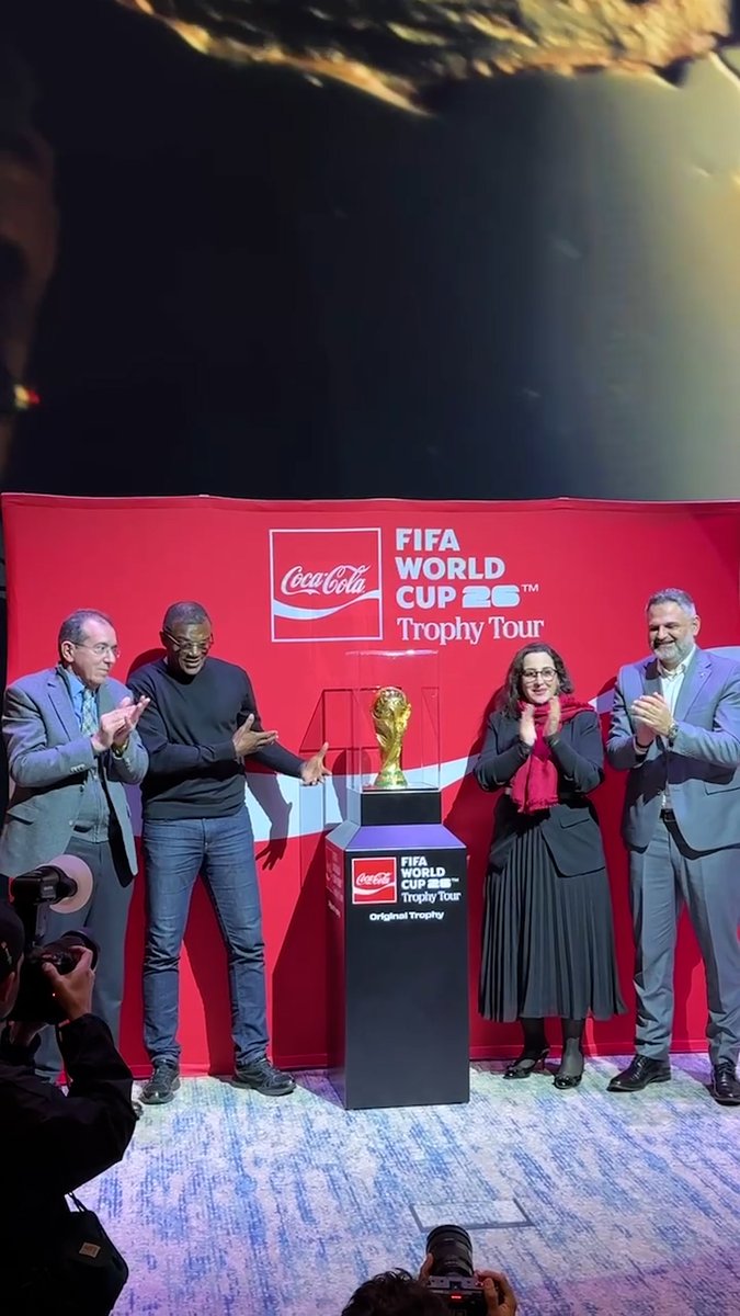 🇲🇦🏆 Le trophée de la Coupe du Monde s’est arrêté au Complexe Mohammed VI, et Marcel Desailly, ancien international français et champion du monde 1998, était présent en tant que FIFA Legend pour le présenter.
