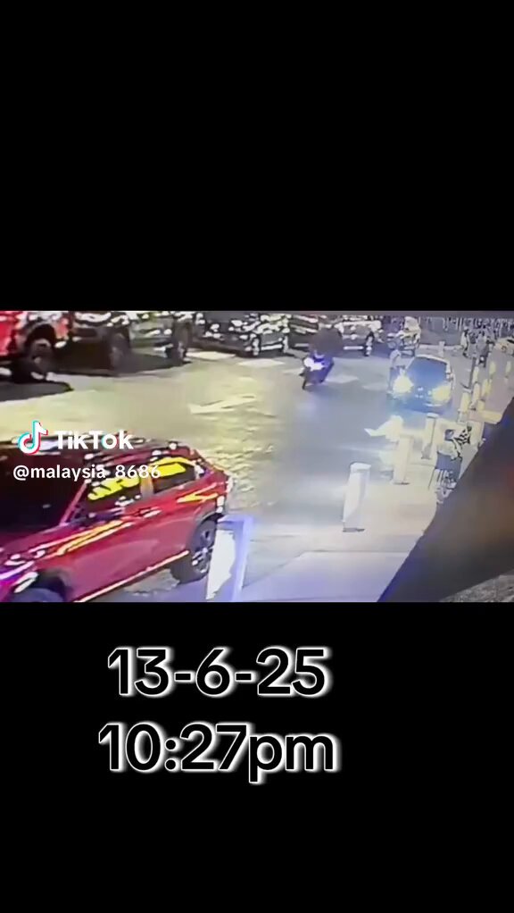 Kalau korang ingat lgi, kes tembak di Brickfields ini antara jenayah yg dilakukan oleh Geng Captain Praba 24 (Ops Jack Sparrow). Tapi masih ada haram jadah dlm PDRM yg bersekongkol dgn bangsat2 ni !!