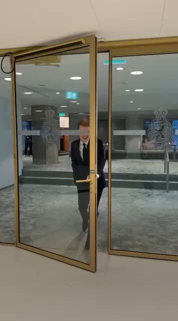 Fantastisch nieuws! 🙌 De Tweede Kamer stemt zojuist voor het openhouden van de long-COVID klinieken! Voor al die honderdduizenden mensen die ernstig ziek zijn en soms letterlijk alleen in het donker liggen is dit eindelijk een lichtpuntje en blijft er hoop op een behandeling.