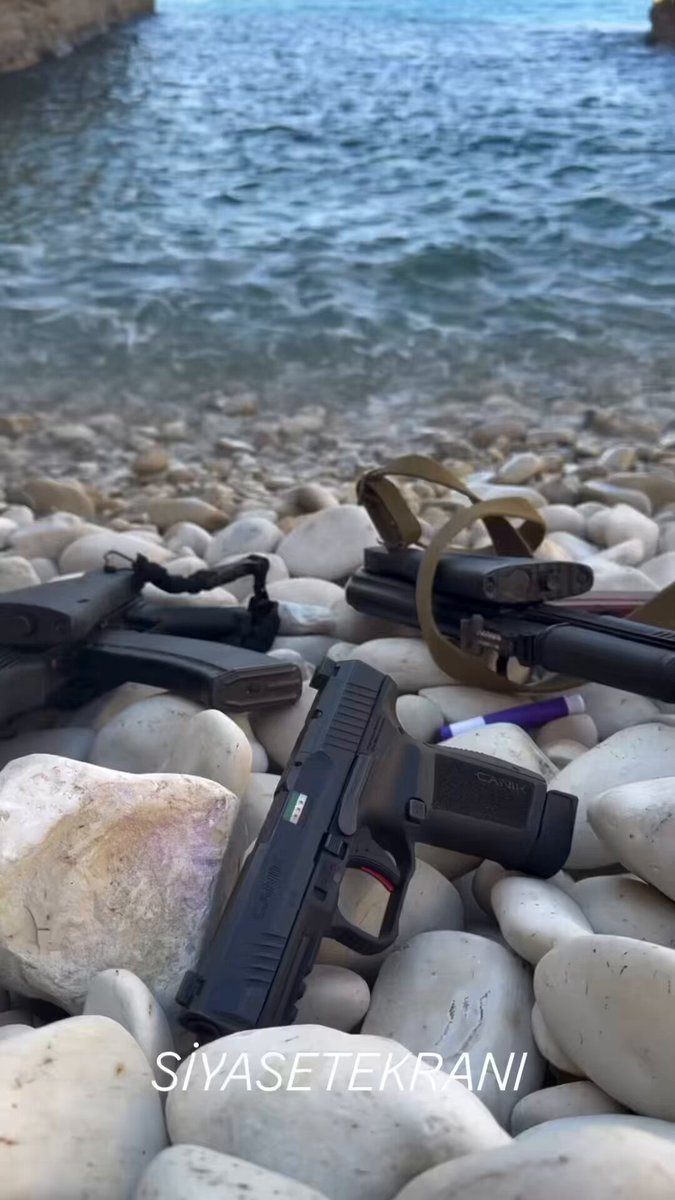 📍Suriye Ordusu mensubu bir asker, Türk yapımı CANiK marka tabanca ile görüntülendi.