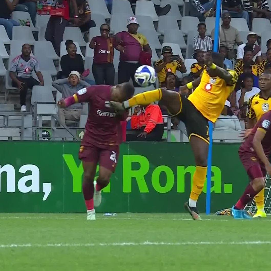 Penalty for Stellenbosch 🍇🚨 Clumsy defending from Flávio Silva 👀👇 📺 Stream #NedbankCup on DStv: