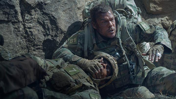 First trailer for ‘WAR MACHINE’, starring Alan Ritchson. The film follows an elite army team’s training exercise that turns into a fight for survival against an unimaginable robotic threat. Releasing March 6 on Netflix.