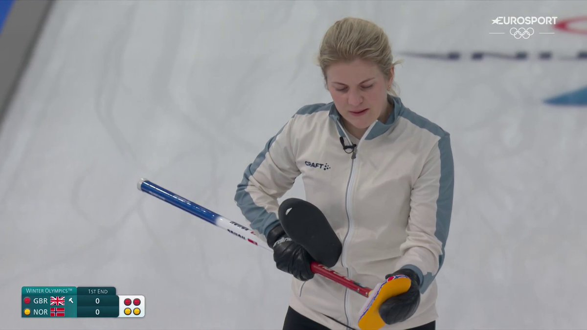 ¡Se ha ido la luz! 🤯 Los JJ.OO. se abren oficiosamente con el curling y se va la luz en el Estadio Olímpico de Cortina D'Ampezzo. 😱 El miedo del COI porque la organización no llegaba a tiempo puede que se haga realidad con estos detalles.