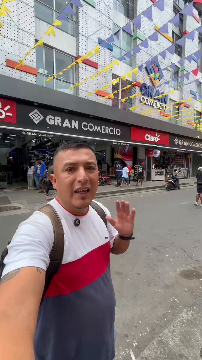El día de ayer abuchearon a Álvaro Uribe Vélez y los candidatos del @CeDemcratico , ellos dicen que son meros bandidos y que no los respetan, sin embargo debemos decir que no son bandidos los que los abuchearon, son trabajador@s, vendedores y transeúntes, que rechazan sus políticas nefastas.