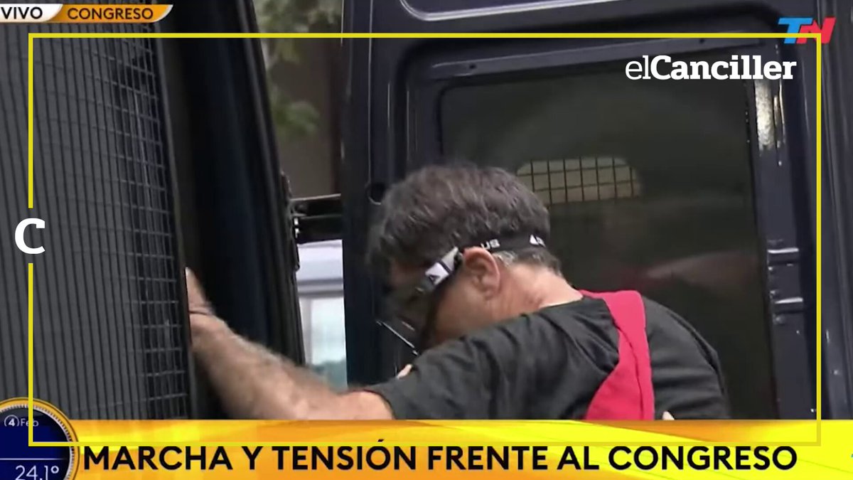 [AHORA] Así fue la detención al Padre "Paco" Olveira durante la marcha de los jubilados. 📹 TN - Todo Noticias