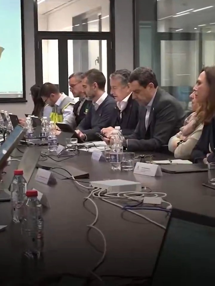 Presido la reunión del Comité Asesor del Plan Territorial de Emergencias de Andalucía. Analizamos la evolución de esta jornada tan complicada y las previsiones de los próximos días para tomar nuevas decisiones. Seguimos pidiendo máxima cautela, por favor.