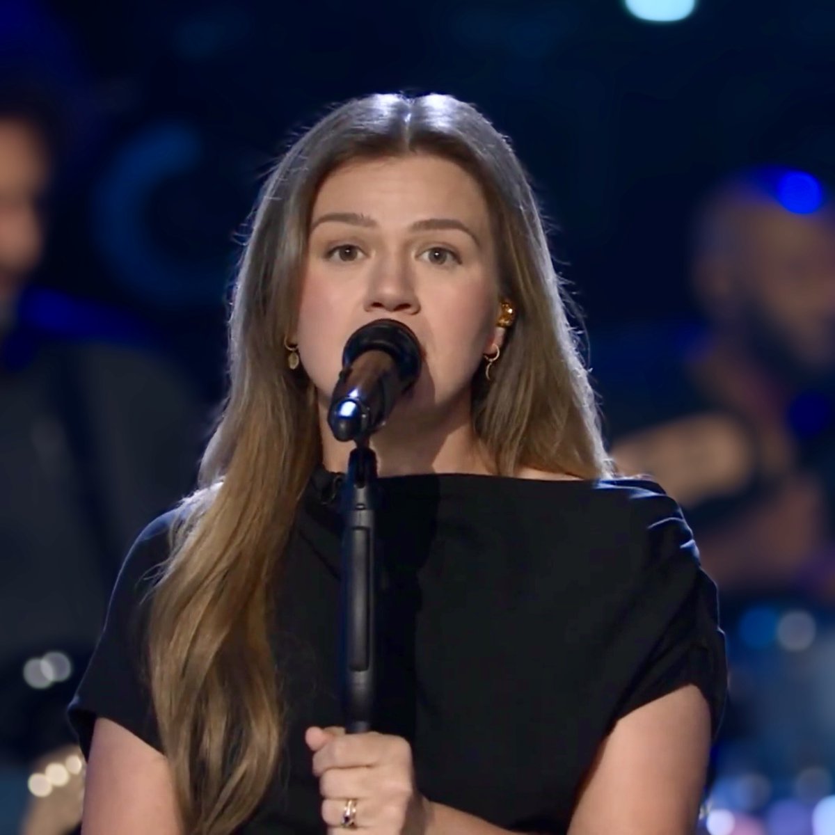 It’s funny how no matter how mediocre a singer is, their stans ALWAYS get defensive when Kelly Clarkson covers their songs. If the shoe fits, wear it. Kelly was literally slaying a Whitney Houston song just last month 😂