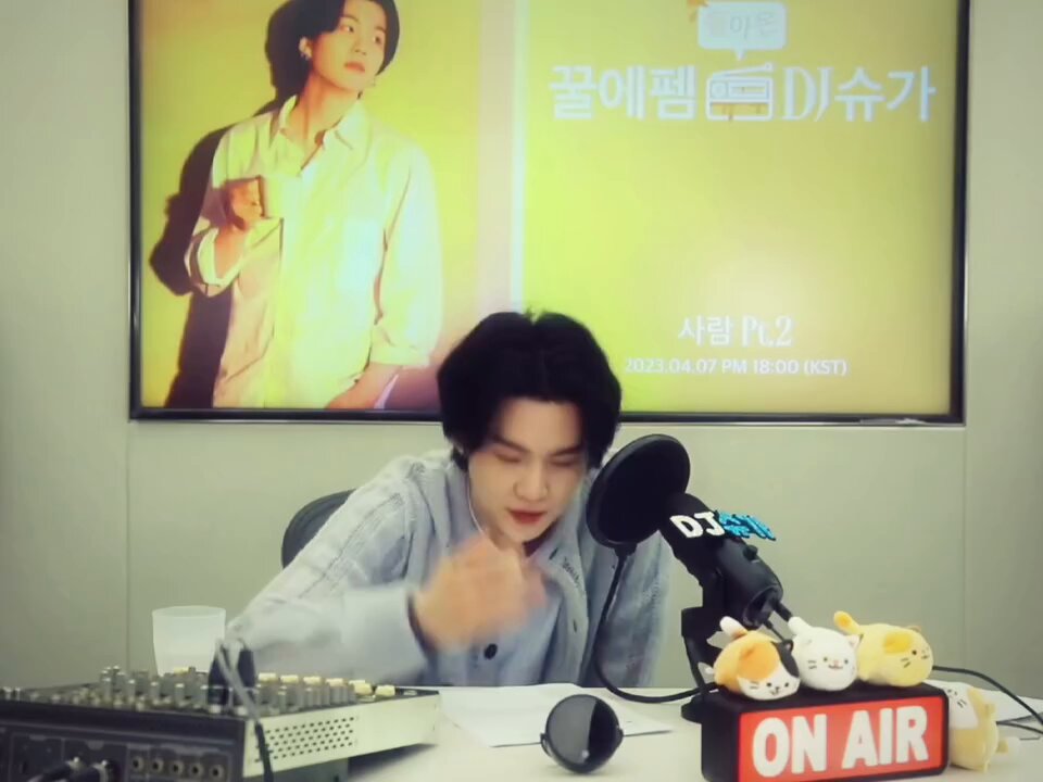 siempre que me preguntan: “que es el amor para ti?” Trato de explicar este video de yoongi 🐱: Creo que la gente le pone demasiado peso a la palabra 'amor' porque les gusta separarlo o categorizarlo mucho. Dicen cosas como: 'esto es gustar' y 'esto es amar'.