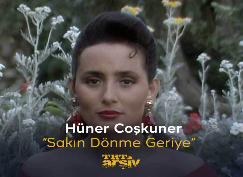 Sanat müziğimizin sevilen seslerinden #HünerCoşkuner’e kulak veriyoruz: “Sakın Dönme Geriye” 🎵
