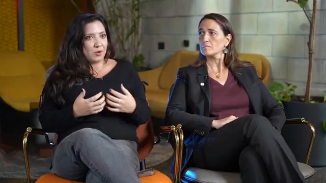 "חסמנו כניסת סיוע הומניטרי לחמאס - ועכשיו אנחנו 'פושעות מלחמה'": רשל ונילי לקחו חלק בפרויקט "צו 9" שניסה למנוע כניסה של משאיות לעזה - צרפת הוציאה נגדן צווי מעצר בחשד ל"סיוע לרצח עם ופשעי מלחמה" הכתבה המלאה - בחדשות השבת עם Ayala Hasson. בכאן 11