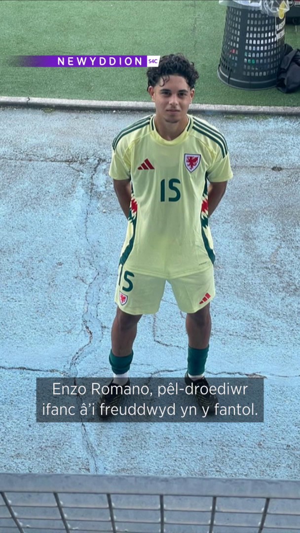 ⚽️ 🏴󠁧󠁢󠁷󠁬󠁳󠁿 ❤️ 'Y peth cyntaf ar fy meddwl yw'r ddraig ar fy mrest' Mae'r pêl-droediwr ifanc Enzo Romano wedi dweud wrth Newyddion S4C bod ei freuddwyd i chwarae dros Gymru dal yn fyw, er gwaethaf dryswch dros ei gymhwysedd i gynrychioli ei wlad enedigol.