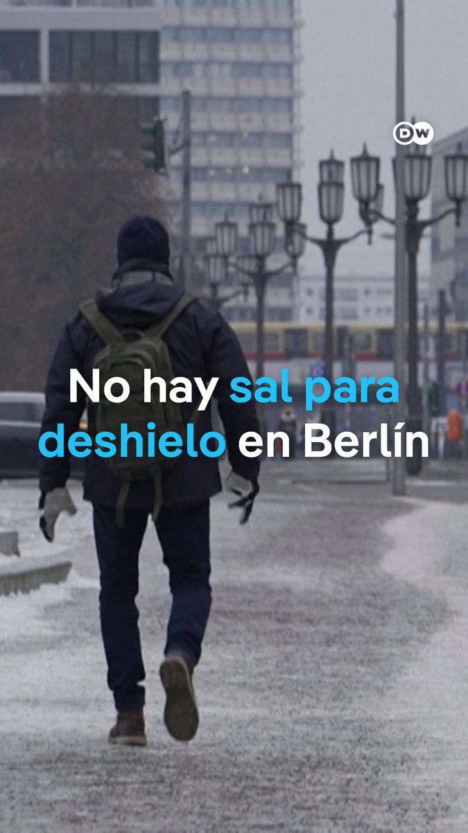 Por qué Berlín se resiste a usar sal para combatir las caídas y el hielo En la capital alemana está prohibido usar sal para descongelar las calles, salvo excepciones, por restricciones ecológicas. Berlín había permitido su uso en medio de un invierno muy frío, pero una organización medioambiental presentó una demanda en su contra y un tribunal revocó la medida.
