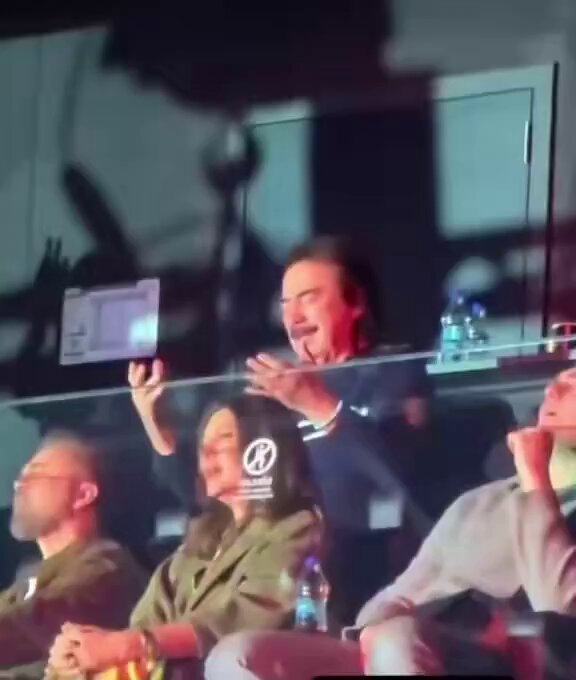 Konserine Orhan Gencebay’ın geldiğini gören Tarkan, Hatasız Kul Olmaz şarkısını seslendirdi.