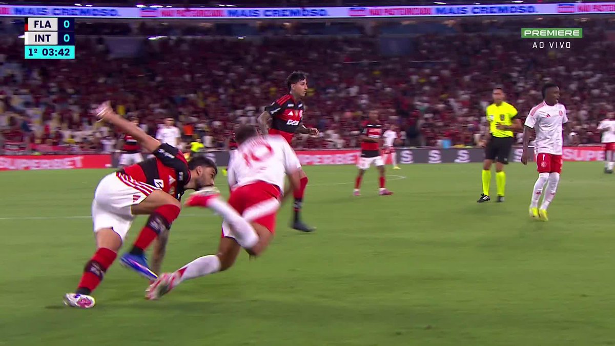 Lucas Paquetá recebe cartão amarelo com 3 minutos de jogo em Flamengo x Internacional. Richarlyson, comentarista do Premiere, criticou a decisão do árbitro. 🎥 Premiere | ge