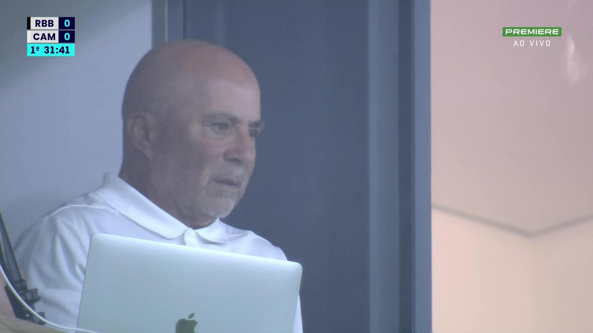 Suspenso, Sampaoli acompanha duelo contra o Bragantino do camarote com walkie talkie. #sampaoli #atléticomg #bragantino #brasileirão #ge