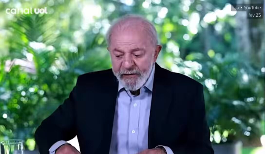 🚨AOS FATOS | É falsa a informação que a entrevista de Lula falando sobre os preços dos produtos tenha sido manipulada por inteligência artificial. Apesar de parecer ser cômico, o chefe do executivo realmente emitiu essas declarações de maneira oficial.