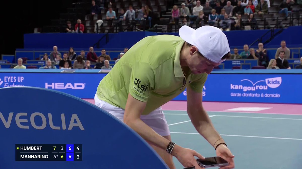 ¿Y POR ACÁ QUÉ PASÓ? 😳 🇫🇷 Humbert estaba 4-3 en el tiebreak del tercer set ante 🇫🇷 Mannarino, chequeó su celular y no volvió a ganar un punto: fue derrota por 6-7 (4), 6-3, 7-6 (4). ¿Opiniones? ❓ 📺 Mirá #Montpellier en el Plan Premium de #DisneyPlus.