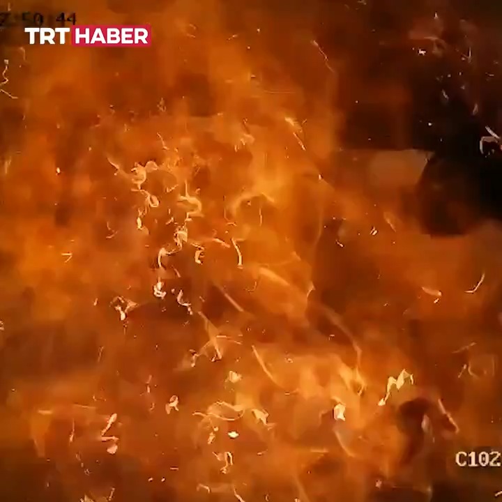 Hindistan'da bir binanın asansöründe taşınan gaz dolu balonların patlaması sonucu 2 kişi yaralandı.