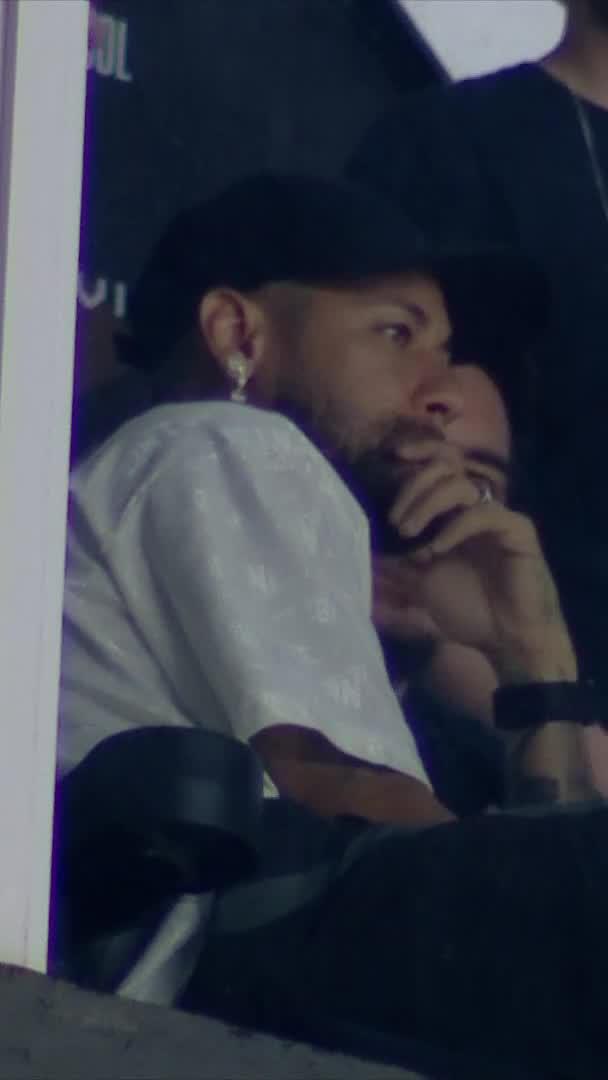 Neymar está na Vila Belmiro acompanhando o clássico entre Santos e São Paulo. 🎥 Premiere | ge