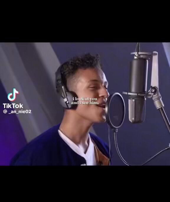 meu deus os trejeitos do jaafar jackson o tanto que eu vou chorar nesse cinema não tá escrito