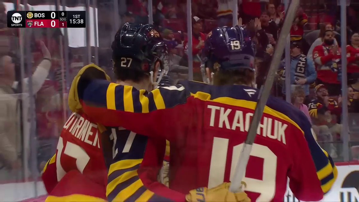 Sneaky little fake out from Eetu Luostarinen 😼 📺: NHLonTNT & hbo max fka ➡️