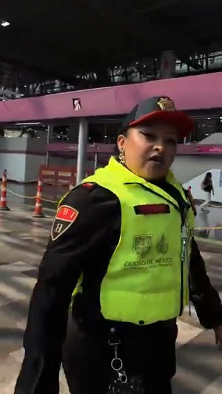“Sube tu video para que vean que eres una tarada”, fue lo que le dijo una #policía del #Metro de la #CDMX a una usuaria. De acuerdo con el reporte, una mujer solicitó apoyo a la agente para ingresar su silla de ruedas a las instalaciones pero comenzó a insultarla. VIDEO: Fan MetroViral