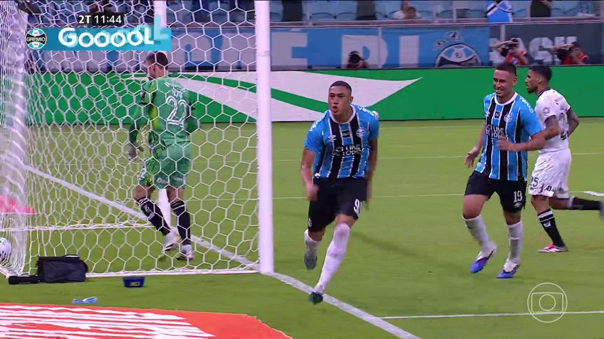 FARO DE GOL! Carlos Vinícius tendo uma noite iluminada, com três gols marcados diante do Botafogo. #Futebol #Brasileirão #Grêmio #Botafogo