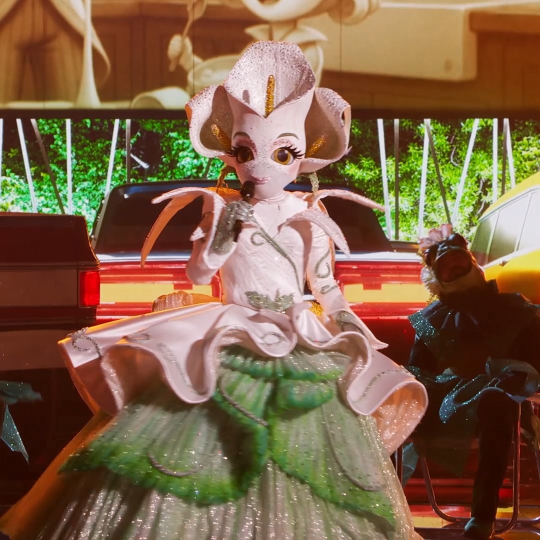 Someone give #CallaLilyMask her flowers for this classic! 🤍 Who could she be behind the mask? #TheMaskedSinger