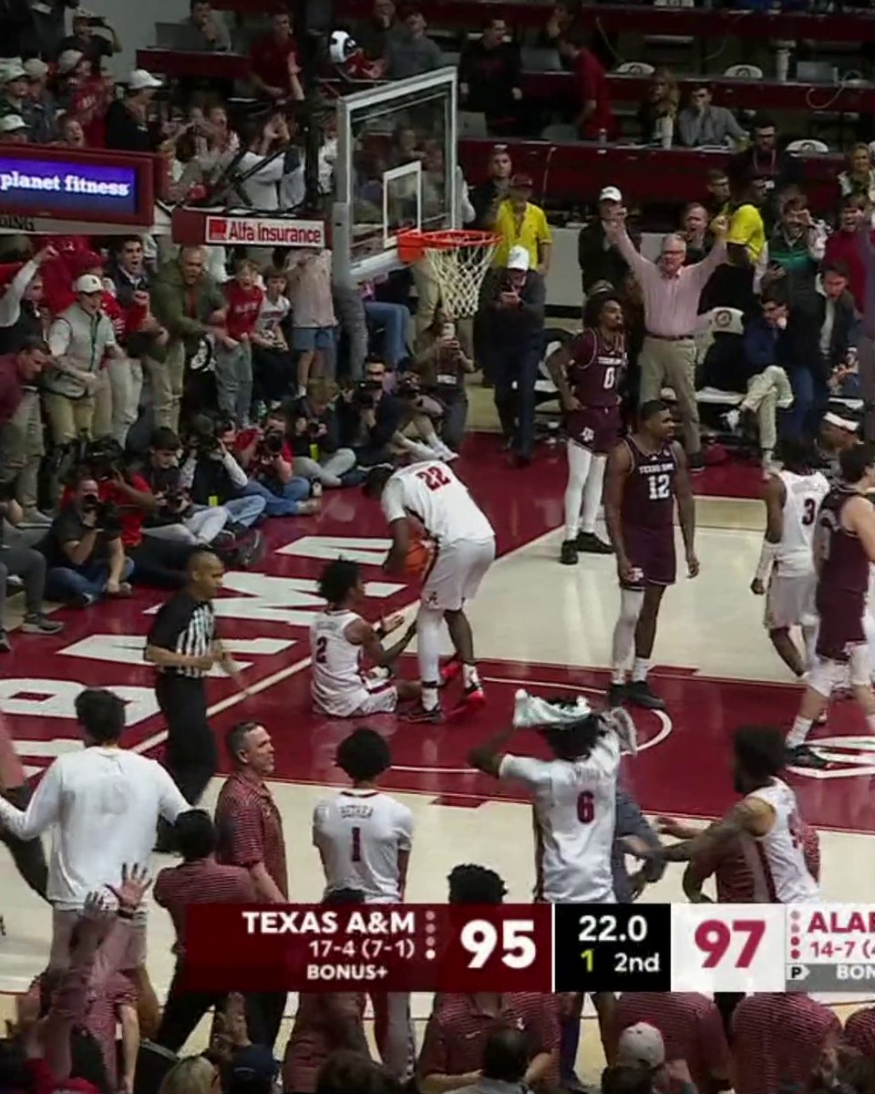 WHAT A SHOT! 😱 Alabama Men’s Basketball gets the home win against Texas A&amp;M‼️