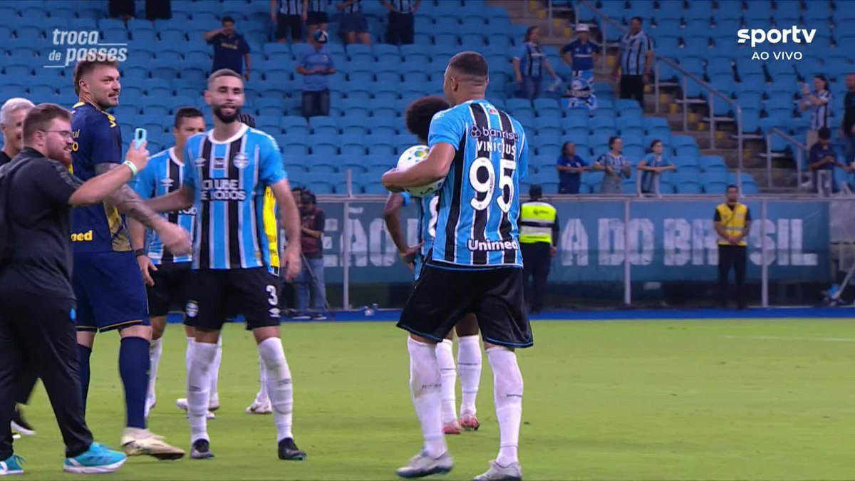 Após marcar o primeiro hat-trick do Brasileirão 2026! Carlos Vinícius levou a bola do jogo pra casa. 📽️ sportv / ge