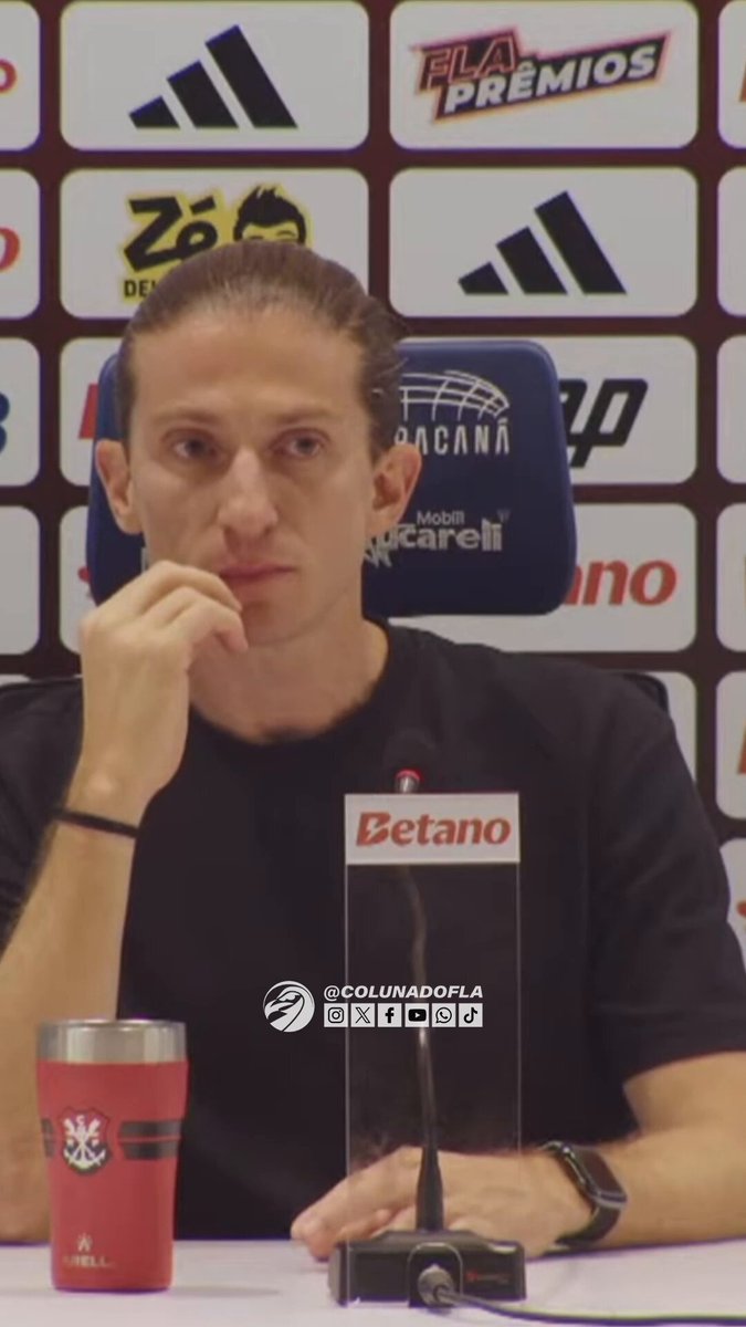 🎙️ Filipe Luís comenta sobre a falta de pressão dos jogadores em cima do árbitro: 🗣️ "Meus jogadores fazem tudo que tem que fazer dentro da função deles. Porém, se eu pedir para meus atletas reclamarem, isso não faz sentido, quem tem que fazer esse papel são os árbitros. Quem apitam o jogo são eles, não os jogadores." 📹 Flamengo