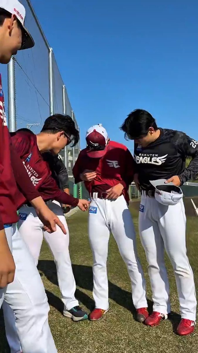 投手陣は脚の長さで小競り合い🗯️🦵 「短くて細いより、短くて太い方が良い！！！😠｣ #個人の感想です #勝てる条件で戦うスタイル #泰勝利 #林優樹 #中込陽翔 #古謝樹 #大内誠弥 #タイヤはフジスプリングキャンプ2026 #RakutenEagles #強鷲革新
