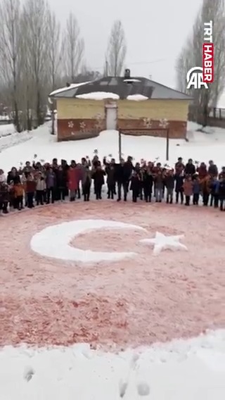 Ağrı'daki bir köy okulunda öğrenciler, karın üzerine Türk bayrağı yaptı. 🇹🇷